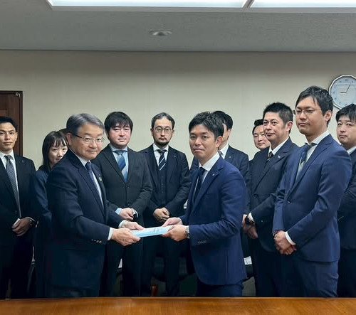 提言中間報告書手交1